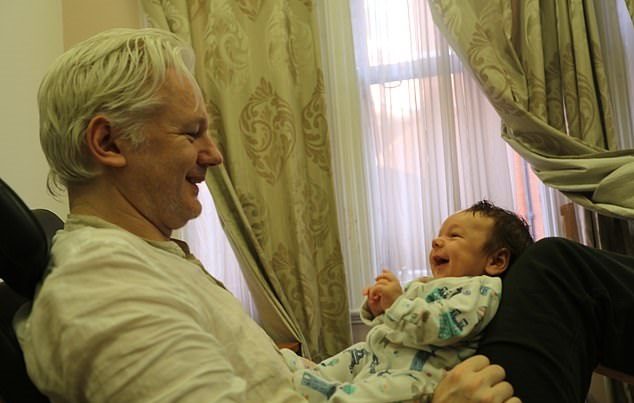 مفاجأة تكشف عنها محامية أسانج.. لديه طفلان أنجبهما منها سراً عندما اختبأ بسفارة الإكوادور