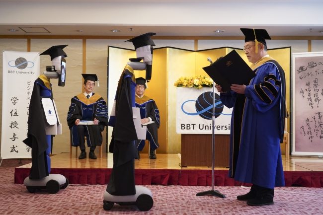 حفل تخرج استثنائي.. روبوتات في جامعة يابانية نيابة عن الطلاب خوفاً من تفشي كورونا