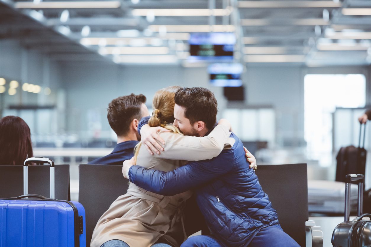 المطارات.. هنا أرض المشاعر المزدحمة