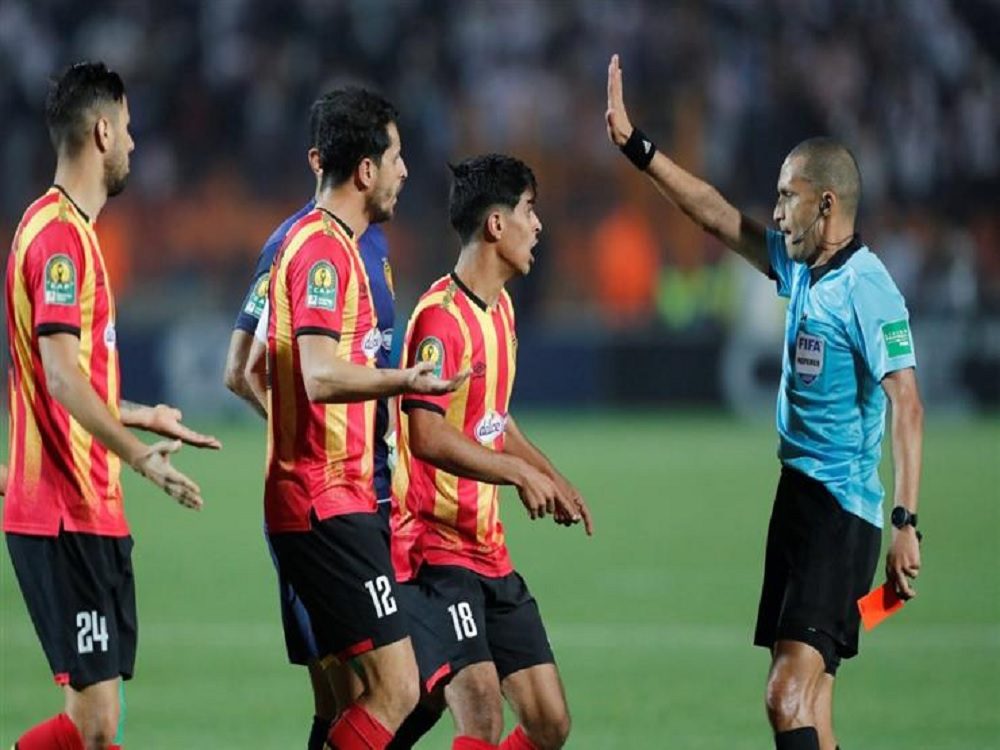 الاتحاد العربي يشيد بالحكم “سارق الكرة التونسية” لحفاظه على لياقته البدنية
