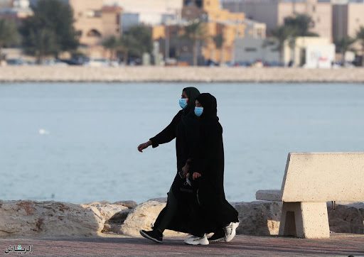 اللجوء للاقتراض والبنوك المركزية لن يوقف نزيفها.. كيف تواجه الاقتصادات الخليجية أسوأ كوابيسها؟