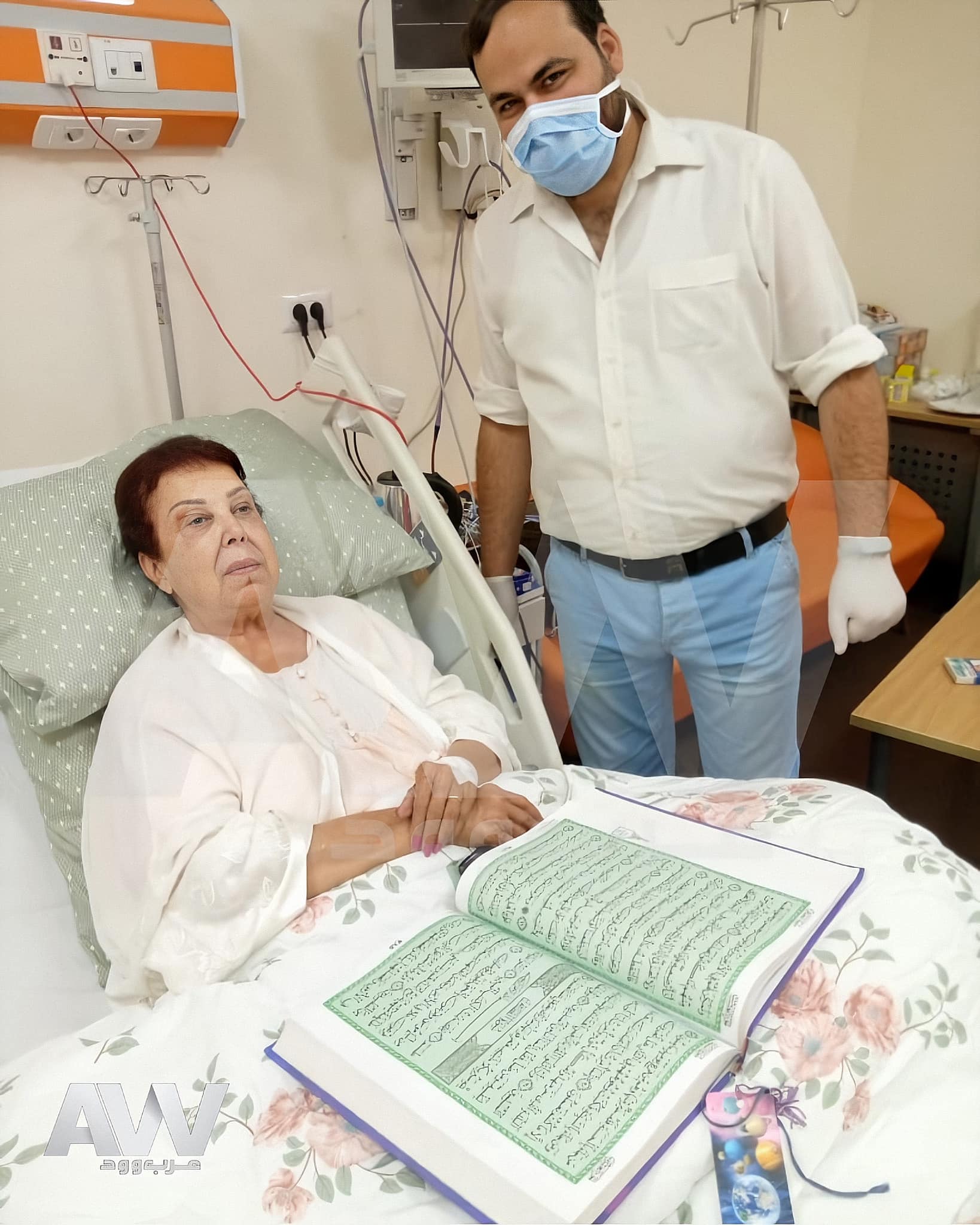 ظهرت وأمامها مصحف كبير.. الصورة الأولى للفنانة رجاء الجداوي داخل مستشفى العزل