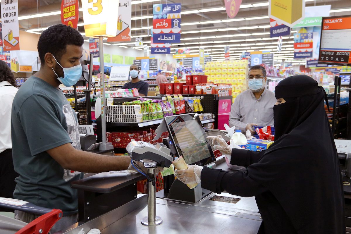 الشهر الذي هز اقتصاد السعودية سيغير حياة مواطنيها بالكامل.. كيف ستكون رواتبهم ومعيشتهم بعد انهيار النفط؟