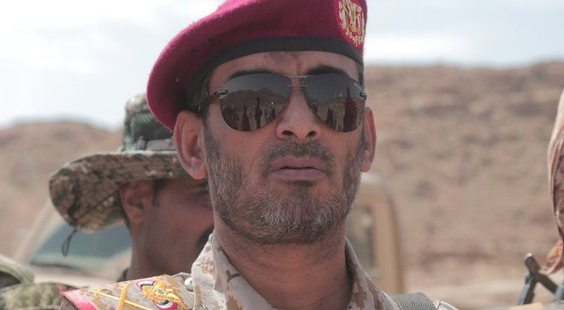 قصف قتل نجله و7 من مرافقيه.. نجاة رئيس أركان الجيش اليمني من هجوم للحوثيين