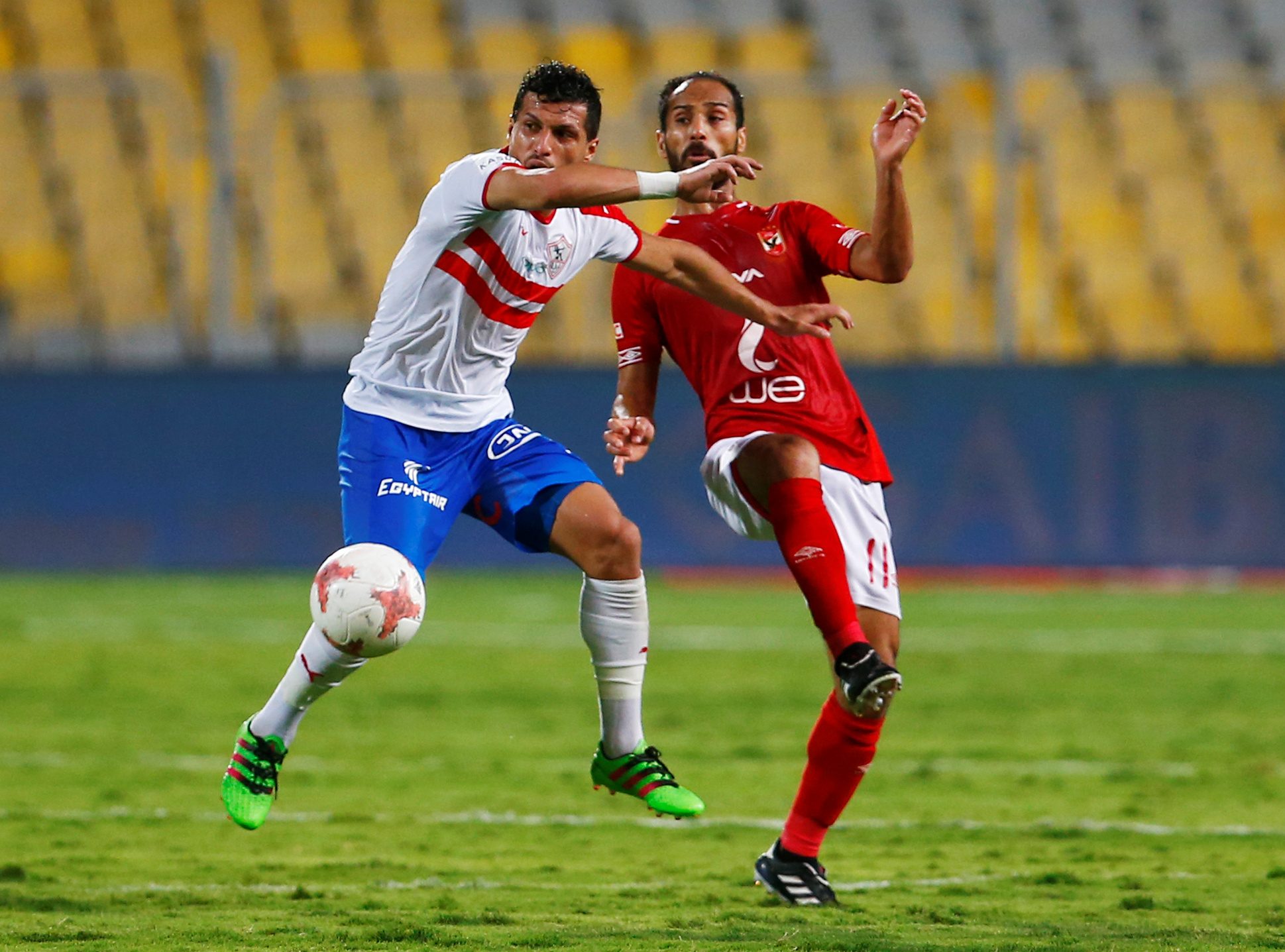 خلاف بين الأهلي والزمالك على مصير الدوري (رويترز)