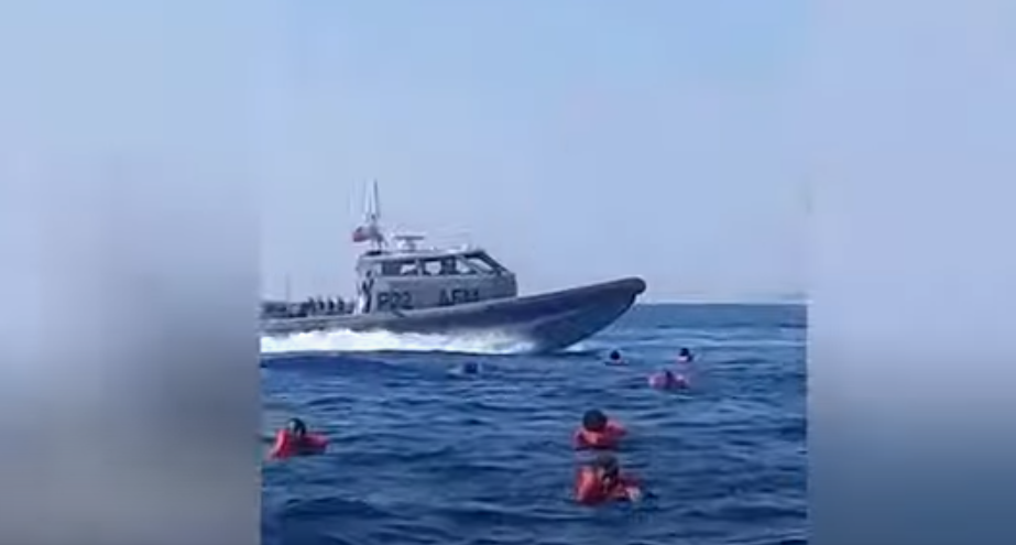 صوبوا نحوهم البنادق وأمهلوهم دقائق للمغادرة! فيديو لمهاجرين كادوا أن يغرقوا ورفضت مالطا استقبالهم