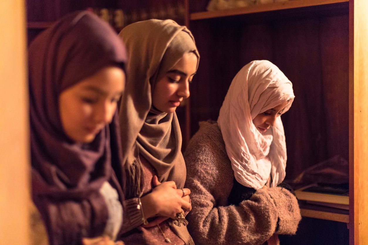 هل تصح صلاة التراويح في رمضان خلف المذياع أو البث المباشر؟