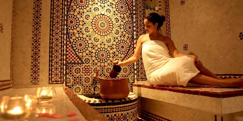 لا يستغنين عن طقوسه مهما كلف الأمر.. نساء يخرقن الحظر ويتحايلن على القانون من أجل الاسترخاء في “الحمام المغربي”