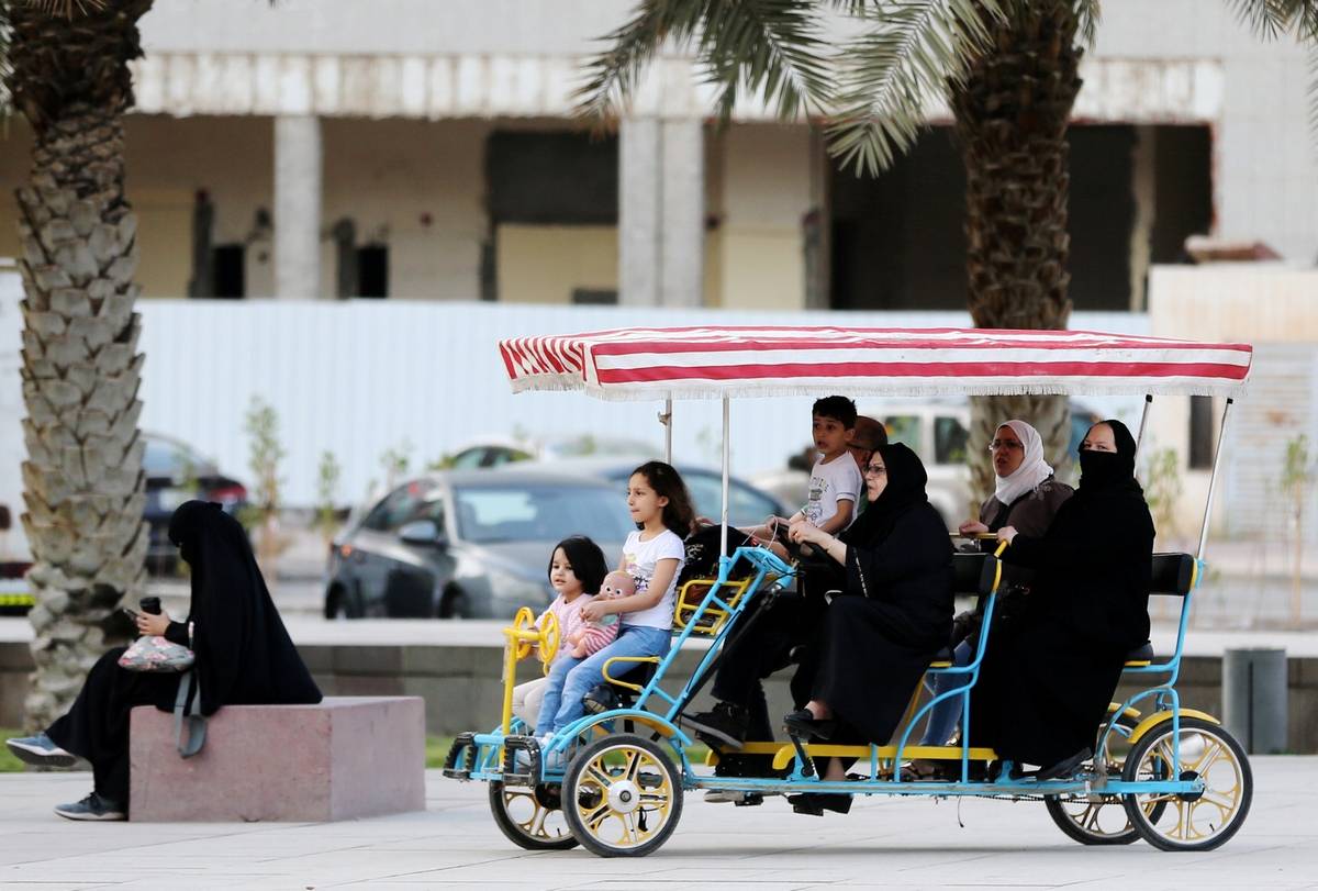 حلم الرخاء بالسعودية يتبدد.. التقشف ينال من المواطنين، وغضبهم عبّروا عنه بصورة للملك عبدالله