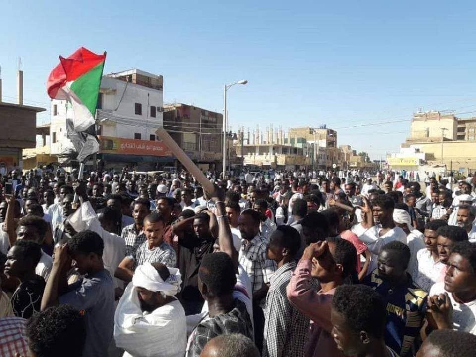 الأمن السوداني يواجه آلاف المتظاهرين بالقنابل المسيلة للدموع /رويترز