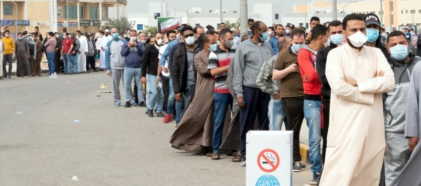 كورونا يدفع الكويت لأكبر تسريح للوافدين في تاريخها ووزارات تستغني عنهم كلياً.. هذه تفاصيل التركيبة السكانية