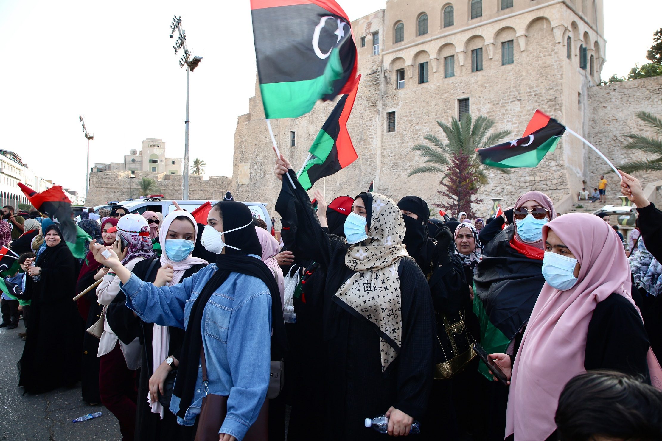 تشكيل مجلس لتسيير شؤون “ترهونة” تمهيداً لتحريرها واحتفالات بطرابلس عقب هزيمة حفتر وعودة النازحين