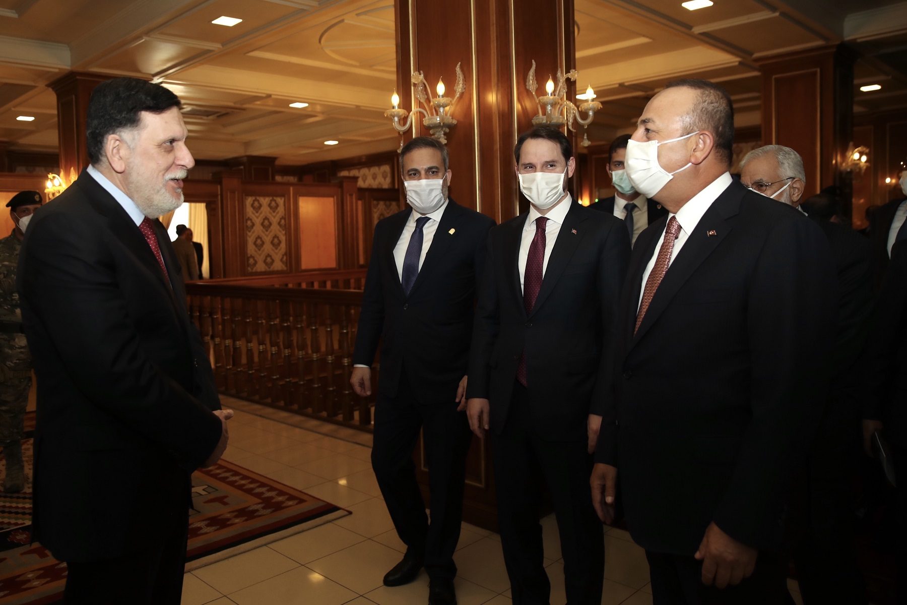 يضم وزراء ومسؤولين أمنيين.. وفد تركي “ضخم” يزور ليبيا ويلتقي السراج والمشري