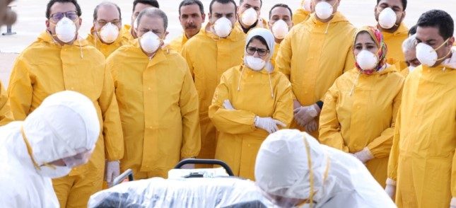 تهديد بالمحاكمات العسكرية وتعدٍّ بالضرب.. ماذا يحدث للأطباء المصريين في مستشفيات كورونا؟