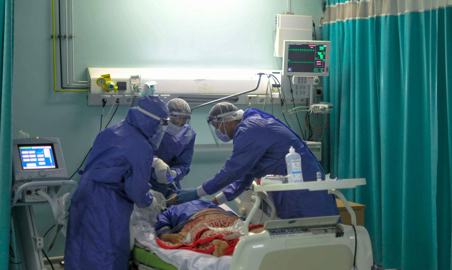 الحكومة تضعهم في مواجهة مع الشعب وتعاملهم كـ”أسرى حرب”.. تفاصيل حملة التشويه المتعمَّدة ضد أطباء “مصر”