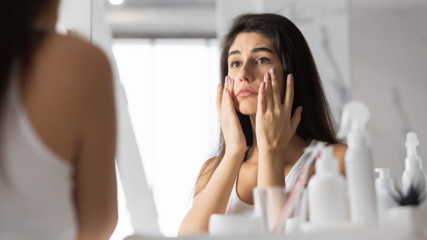 ما هي تجاعيد النوم؟ وكيف يُساعد الكولاجين في التخلُّص منها؟