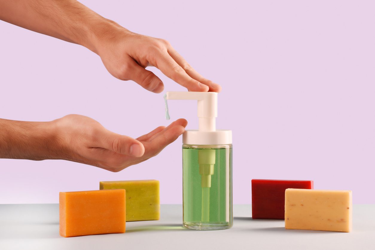جميعها للاستحمام لكنها لا تناسب الجميع.. ما الفرق بين الصابون العادي والـshower gel والـbody wash؟