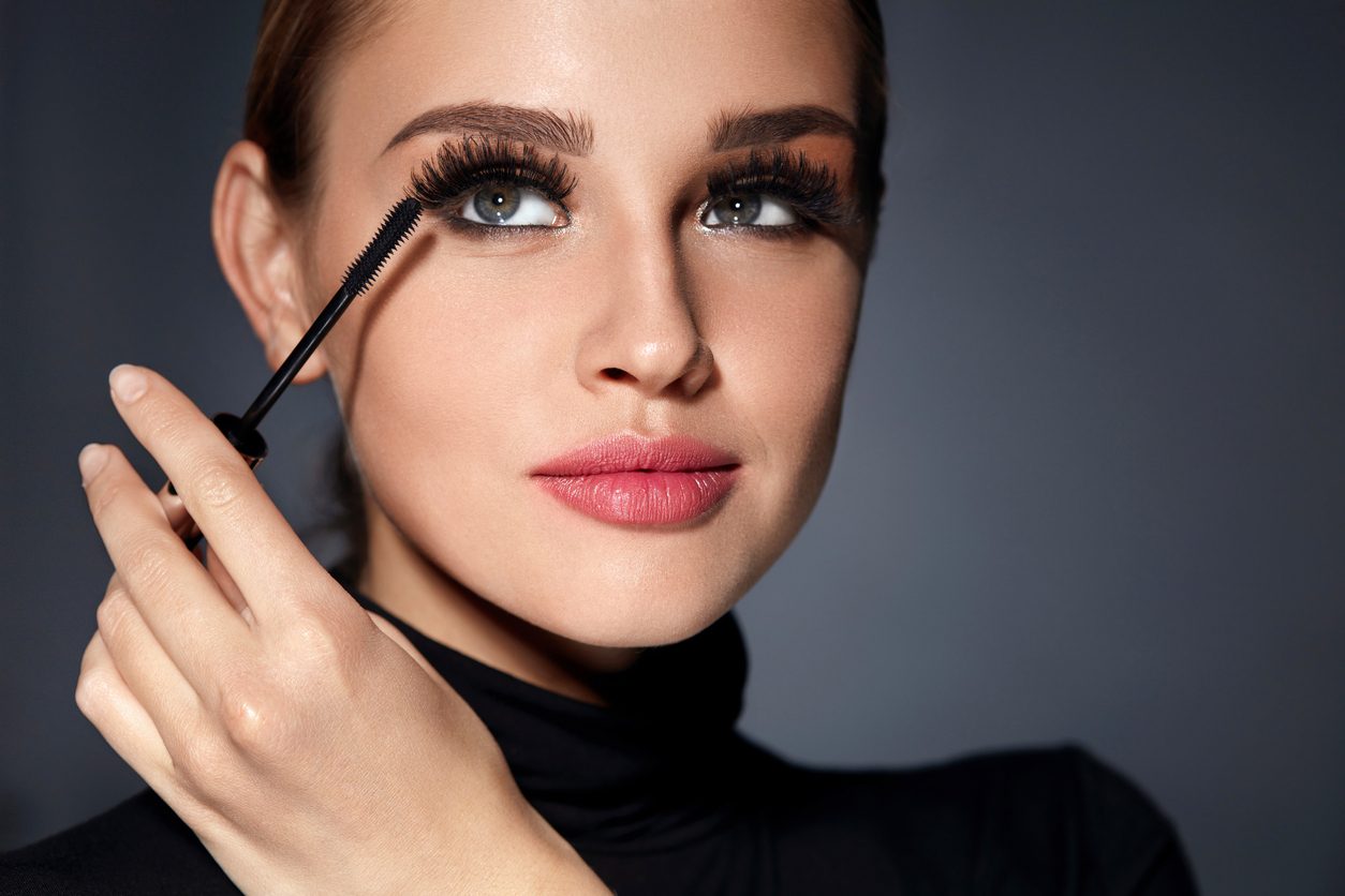 إزالة الماسكارا المقاومة للماء