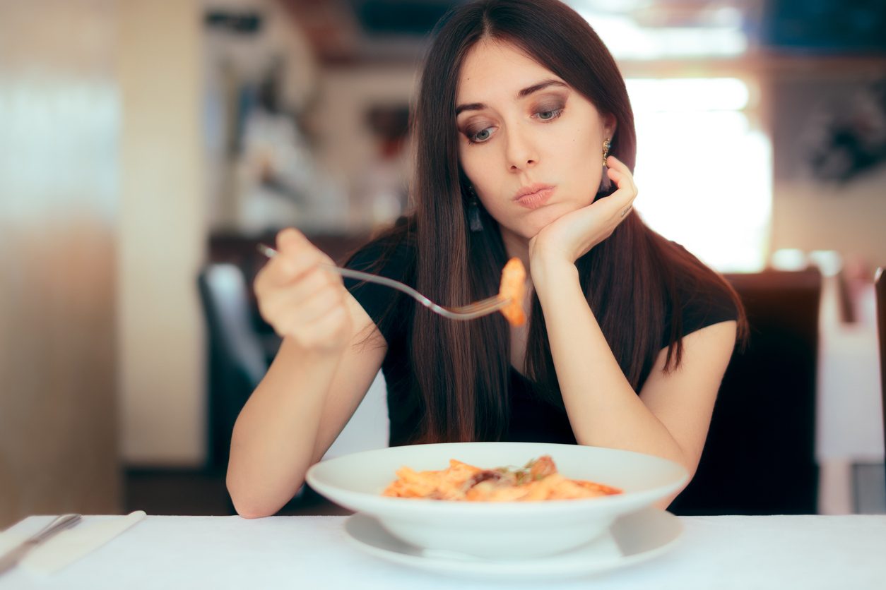 كيف يؤثر الاكتئاب على شهيتنا للطعام؟ ومتى يجب أن نتوجه إلى الطبيب؟