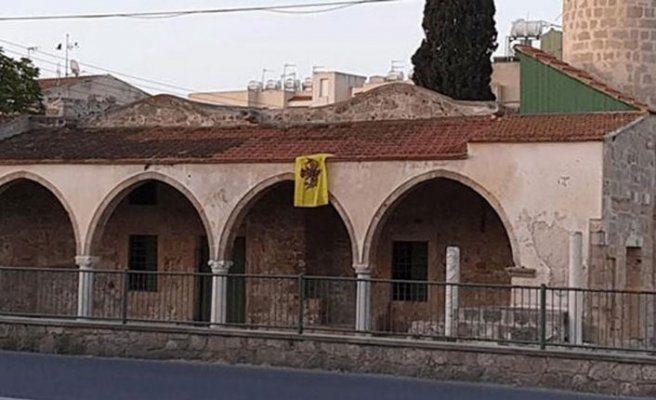 مجهولون يرفعون العَلم البيزنطي على مسجد في قبرص.. وتركيا تندِّد