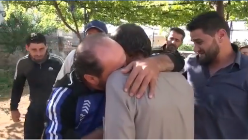 عاد فوجد أطفاله شباباً.. فيديو مؤثر للقاء شاب سوري بعائلته بعد 9 سنوات من الاعتقال بسجون الأسد