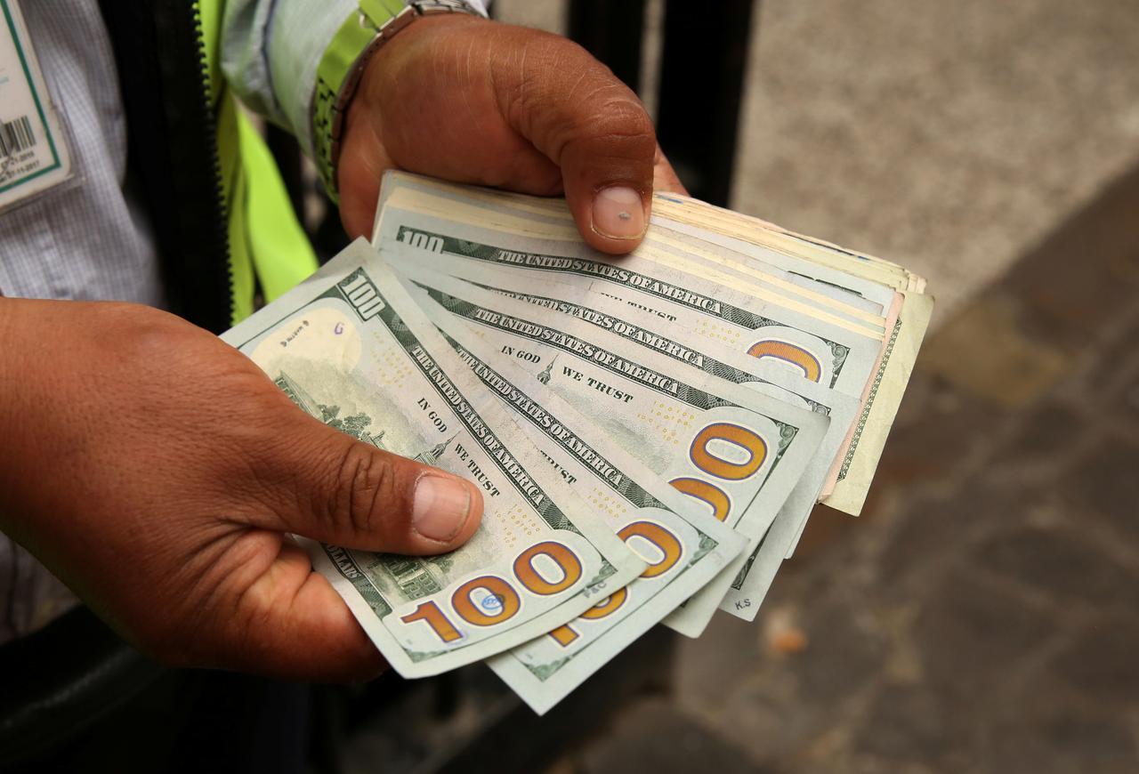 مؤسسة أمريكية كبرى تحذر من احتمال تحطُّم هيمنة الدولار، وإليك العملة المرشحة لتصبح بديلاً له