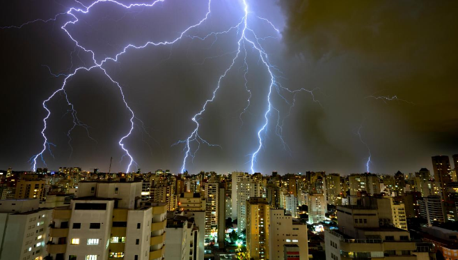 امتد لمئات الكيلومترات وظهر في سماء بلدين اثنين.. تسجيل أطول وميض برق بالعالم