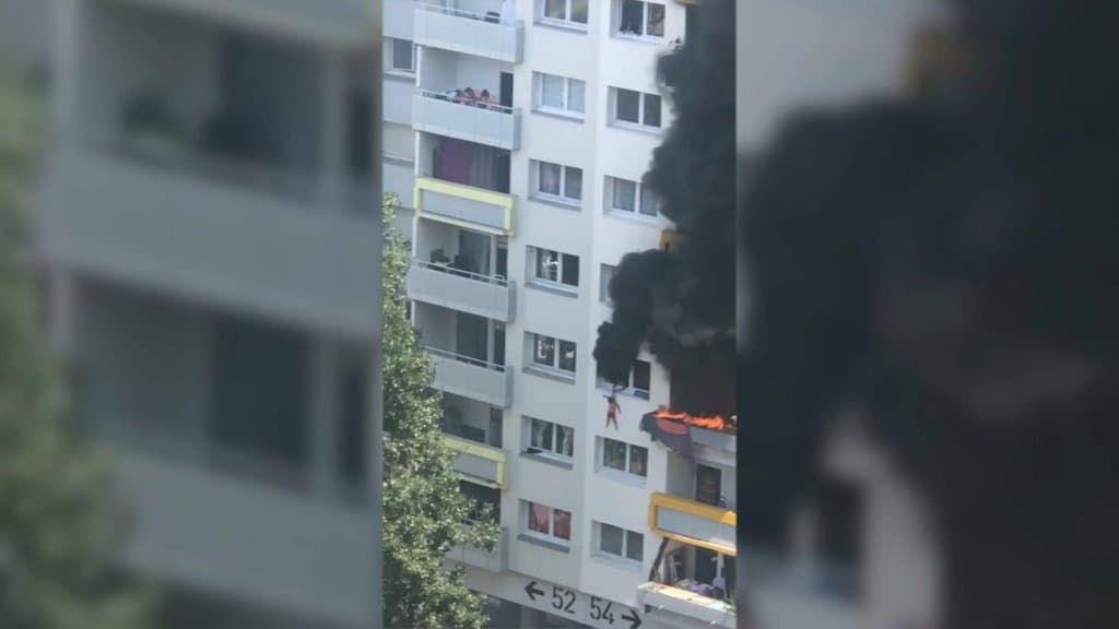 فيديو يحبس الأنفاس لطفلين كادا يموتان حرقاً.. ألقيا بنفسيهما من الطابق الثالث قبل أن يتلقفهما المارة