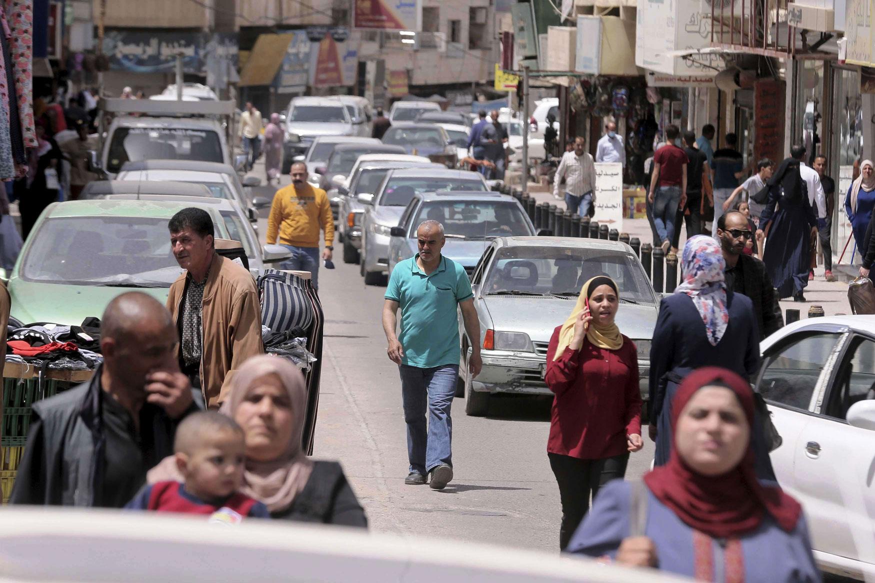 نصف العاملين بالقطاع الخاص فقدوا وظائفهم.. كيف يصارع الأردنيون للعيش في الأزمة الاقتصادية؟