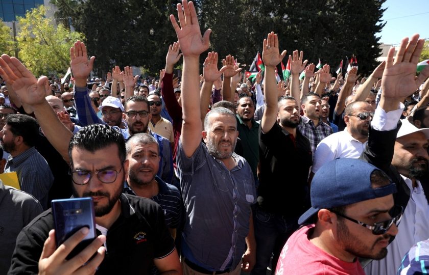 “نجوع معاً أو نشبع معاً”.. ماذا يريد معلّمو الأردن؟