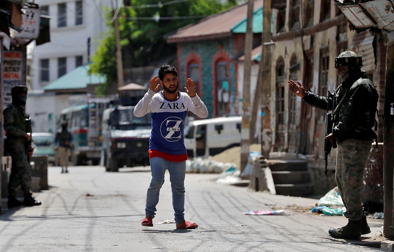 “قتلوه ووضعوا حفيده على صدره”.. صورة مؤلمة من كشمير لطفل على جثة جده تثير الغضب في باكستان