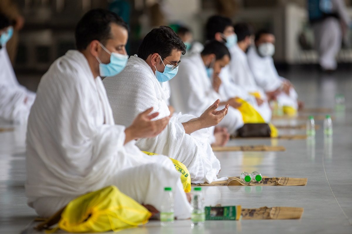 ضيوف الرحمن يبدؤون رمي الجمرة الكبرى.. وصلاة عيد استثنائية بعدد محدود من المصلين بالحرم المكي (فيديو)