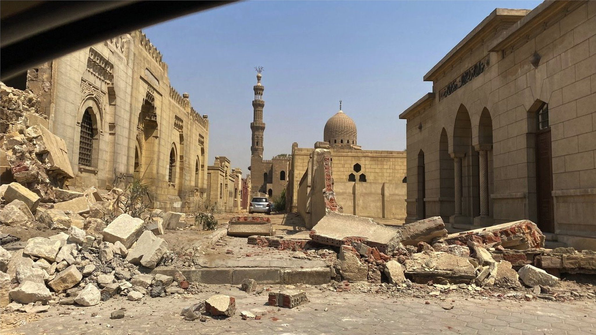 بها رفات المماليك وحفيدة محمد علي وأهم كُتَّاب مصر وفلاسفتها.. بلدوزر الحكومة يدهس “قرافة المماليك” (صور)