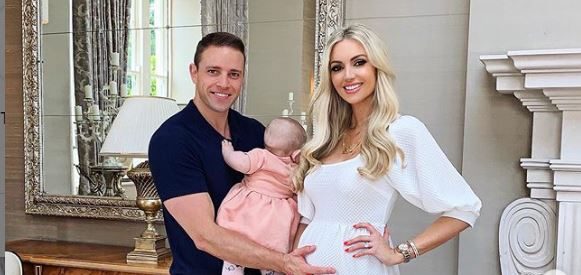 ملكة جمال العالم التي عانت 14 حملاً مُجهَضاً تفصح أنها حاملٌ بـ”توأمٍ معجزة”.. طفلتها الأولى عبر استئجار رحم