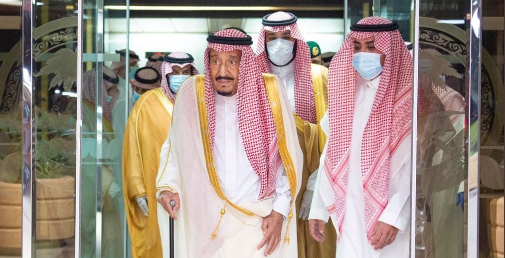 فيديو للحظة خروج الملك سلمان من المشفى بعد استئصال المرارة.. ظهر معه ابنه ولي العهد ومعاونوه