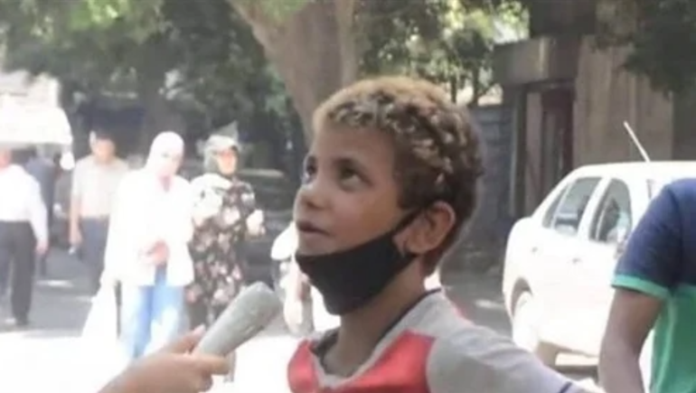 “صابر يرجع المدرسة”.. شيخ الأزهر يحقق للطفل بائع المناديل أمنيته الوحيدة (فيديو)