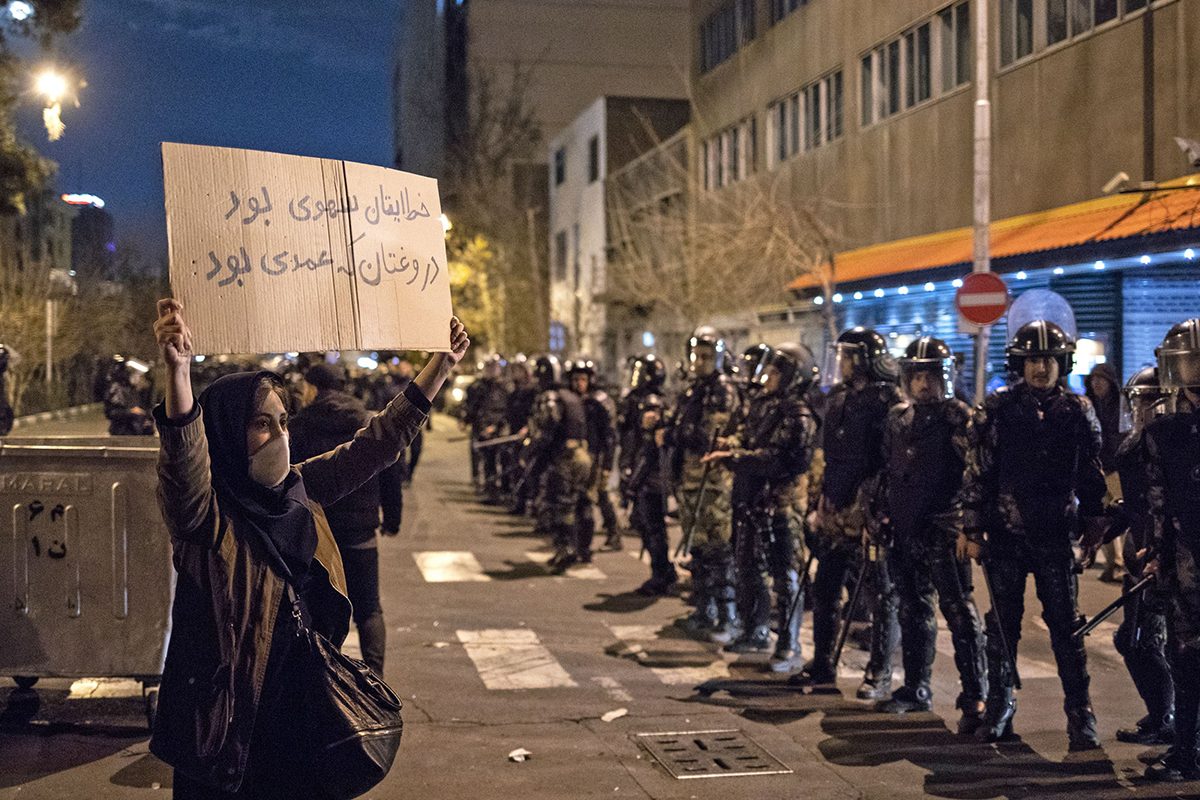 بعد سحقهم الإصلاحيين.. ما المخاطر الداخلية التي تهدد إيران مع تصاعد قبضة المحافظين على السلطة؟
