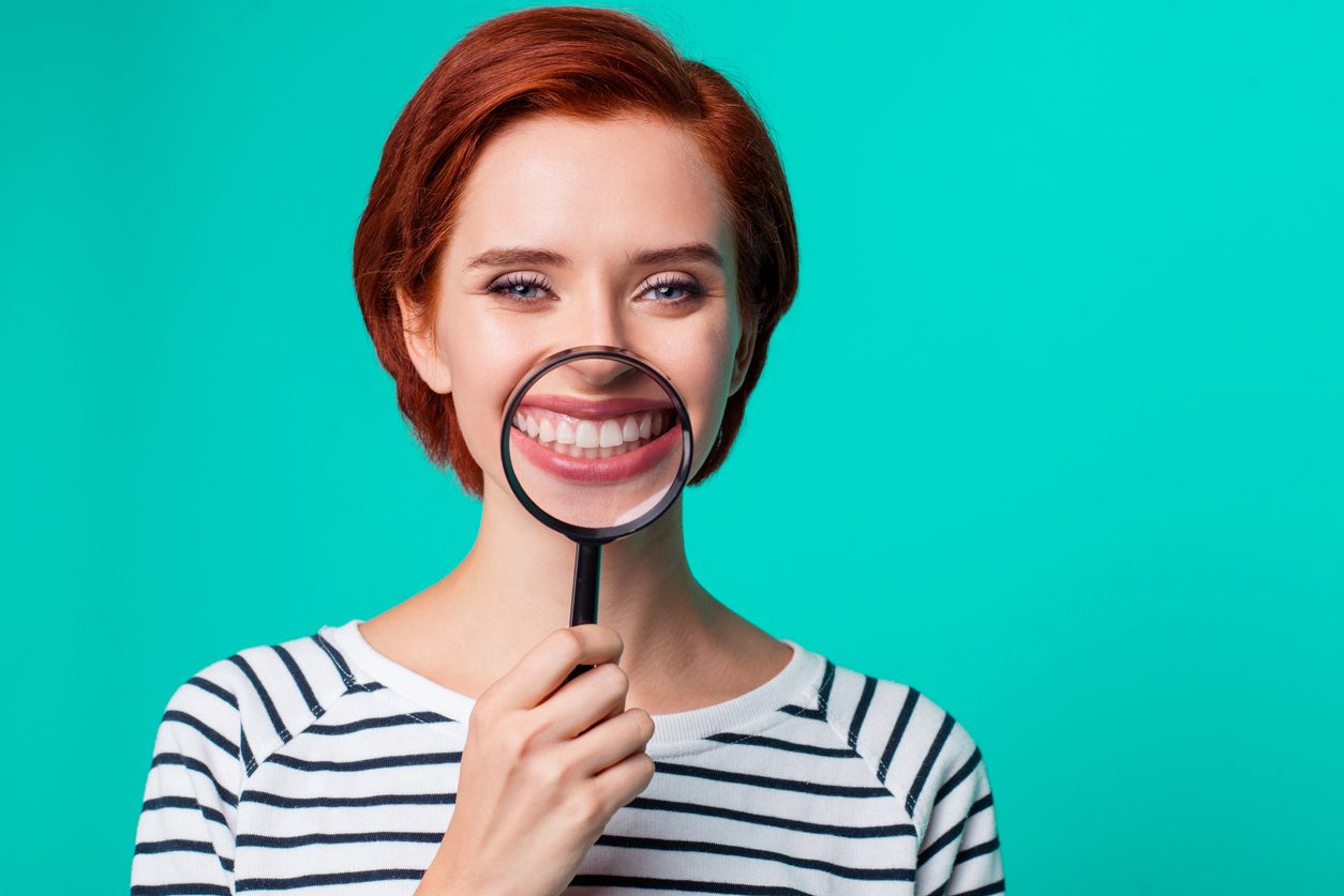 10 أسباب تسبب بقعاً بنية على الأسنان.. هذه طرق علاجها