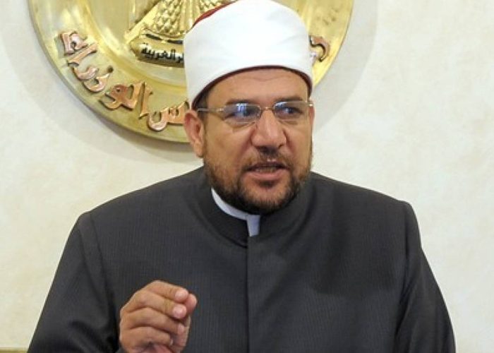فيديو لوزير الأوقاف المصري يثير سخرية على تويتر.. بكى بسبب الجيش، ومغردون: نفسي أعرف بيجيب الدموع منين