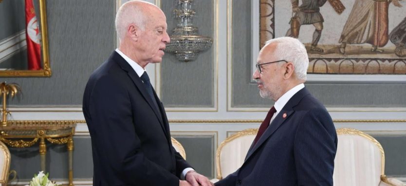 لماذا اضطرت الأحزاب التونسية للرضوخ لانفراد قيس سعيد باختيار رئيس الحكومة؟ وضعهم في مأزق شديد، فهل بدأ توسيع صلاحياته؟