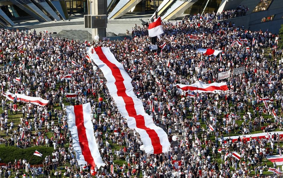 هل يتدخل بوتين عسكرياً لقمع الثورة الشعبية ضد لوكاشينكو “ديكتاتور” روسيا البيضاء؟