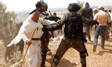 قرية فلسطينية مهددة بالمحو من الخريطة بسبب مستوطن واحد.. والأغرب ما تفعله طائراته المسيرة بسكانها