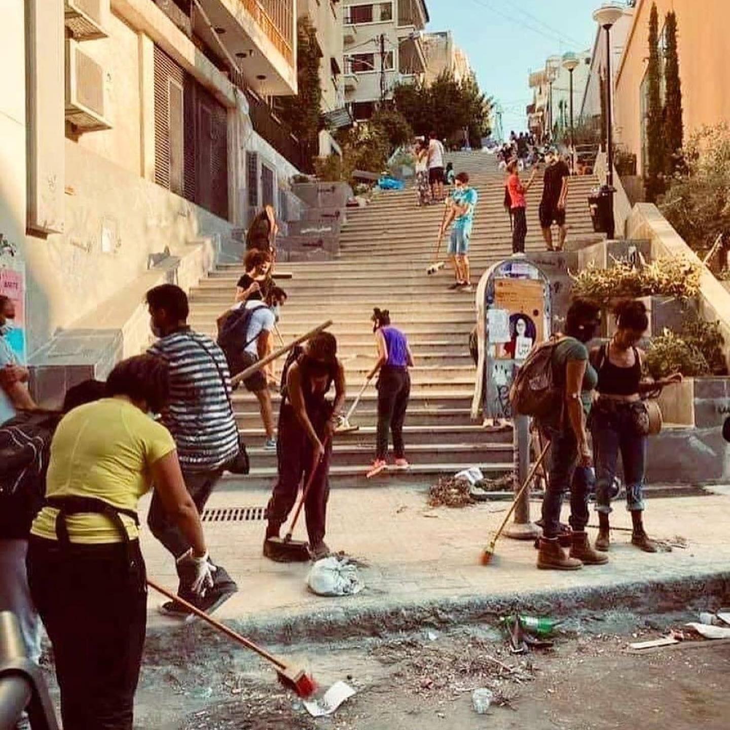طردوه بالمكانس.. لبنانيون يهاجمون وزيراً ويرفضون مساعدته لهم في إزالة آثار انفجار ميناء بيروت (فيديو)