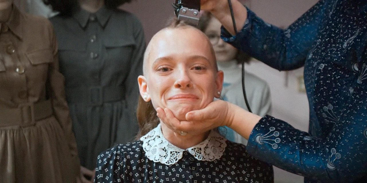 المرأة تحلق شعرها قبل زفافها وهي أداة للإنجاب فقط…هل يأمر الرب بكل هذا؟ عن مسلسل Unorthodox الذي يستحق المشاهدة