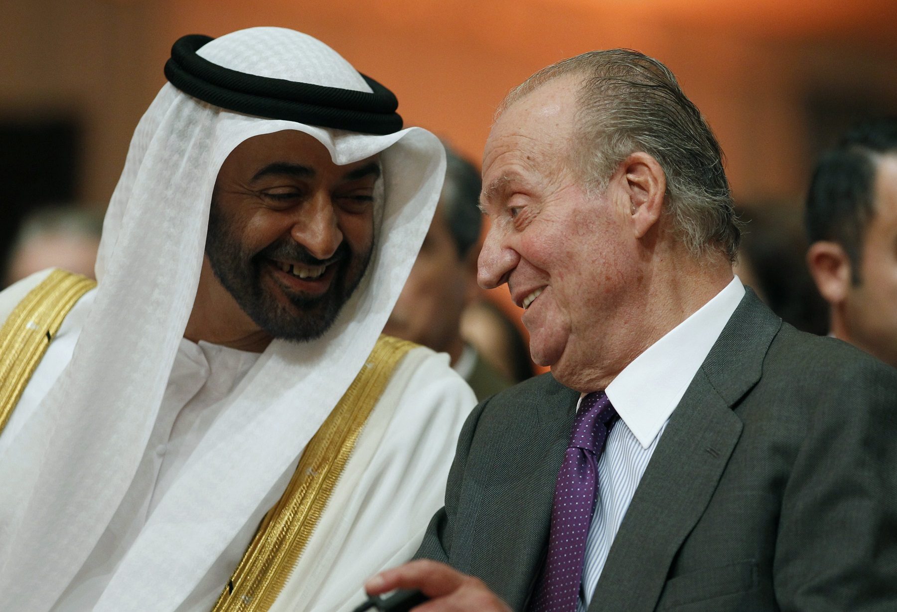 الملك الإسباني “الهارب” في أبوظبي.. صحيفة إسبانية كشفت تفاصيل خروجه بعد فضيحة الرشاوى السعودية