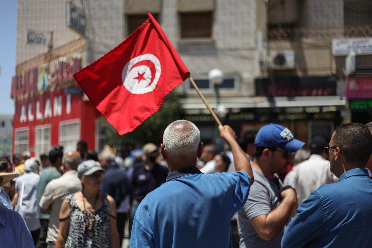 نخبة سياسية تحتضر وعداء لا ينتهي بين اليسار والإسلاميين.. لماذا تعجز تونس عن القيام من مستنقع الصراعات والأزمات؟