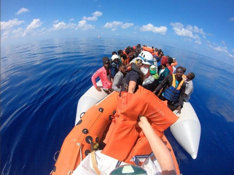 سفينة فنان الشارع بانكسي تبعث نداءات استغاثة وعلى متنها 219 لاجئاً وجثة.. لكن ألمانيا وإيطاليا ترفضان التعاون معها