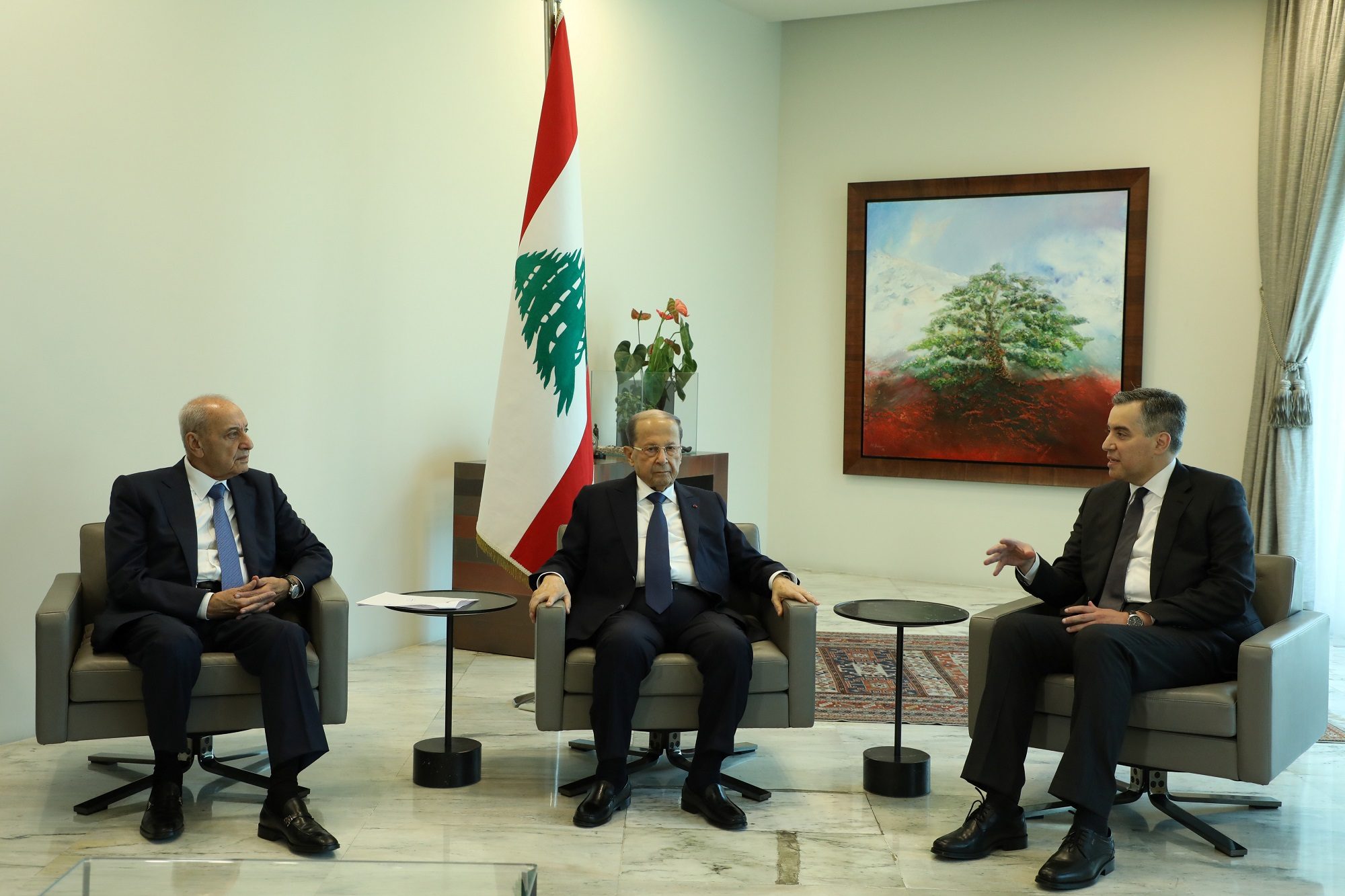 عون يُكلف مصطفى أديب بتشكيل الحكومة اللبنانية.. الأحزاب توافقت عليه خلال 48 ساعة بضغوط فرنسية