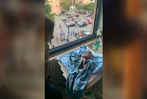 فيديو لسيدة تضع مولودها أثناء انفجار مرفأ بيروت.. الطاقم الطبي استمر في العملية رغم انقطاع الكهرباء