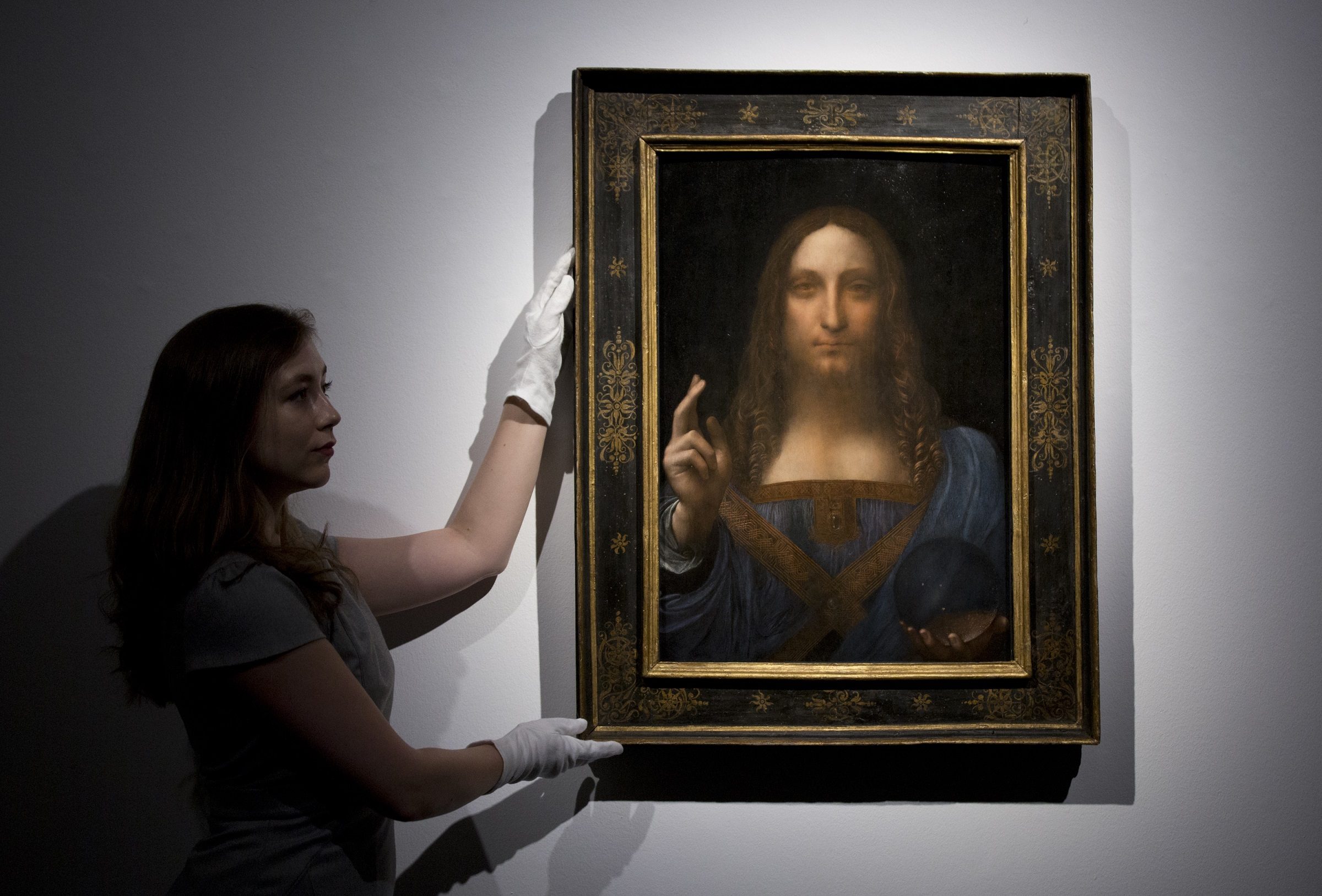 مؤرخ فرنسي يكشف تفصيلة في أغلى لوحة بالعالم اشتراها ولي عهد السعودية تثير الشكوك حول صحتها